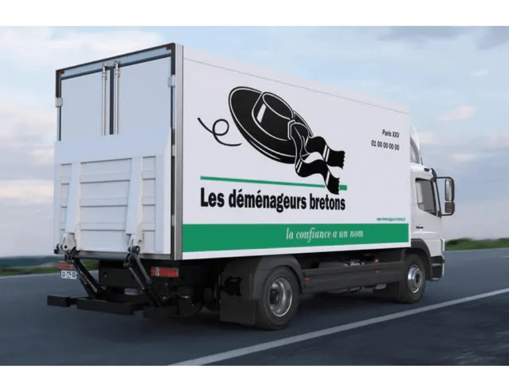 Camion de déménagement blanc avec logo “Les déménageurs bretons” sur l’arrière, route ouverte en arrière-plan. Inclure une mention: préparation déménagement checklist.